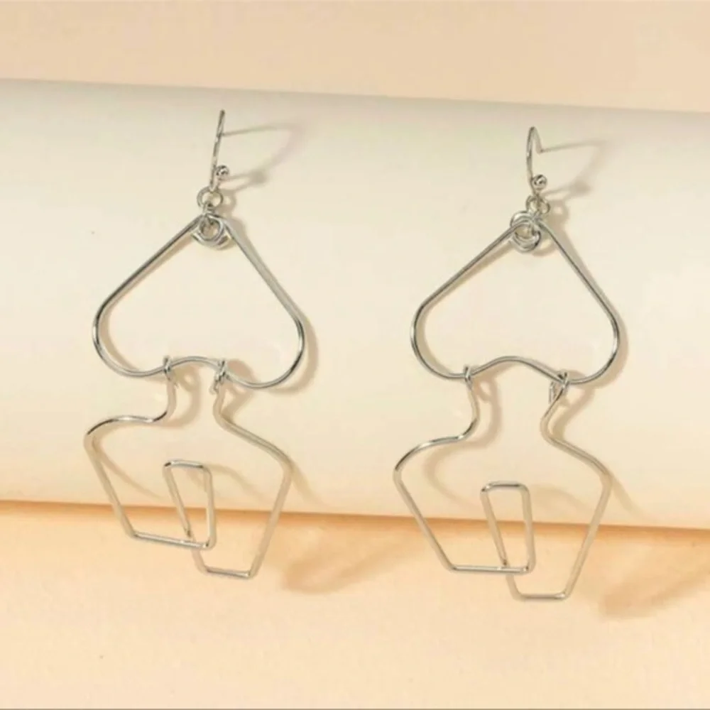 3/$30 🤍 Abstract Face Earrings